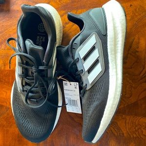 Adidas PureBOOST 22 NWT Running Shoe 10.5 black and white